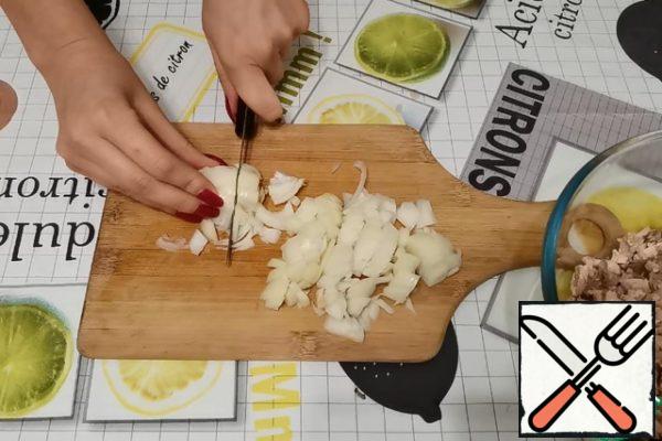 Peeled and washed onions are also finely chopped.