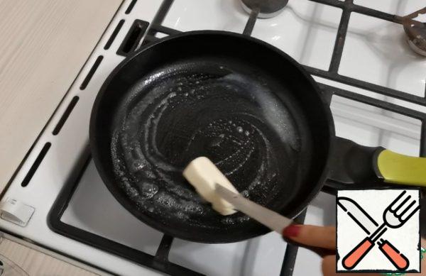 In a frying pan, heat the butter.