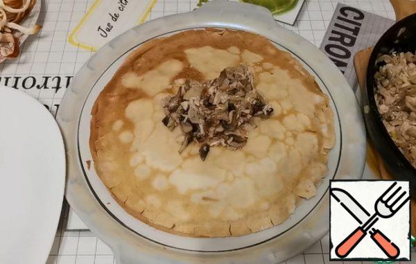 We form bags.
Put a couple of tablespoons of filling on the pancake.