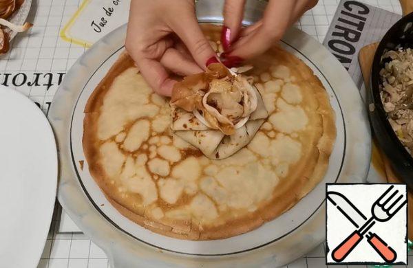 We collect the bag and tie the cheese "Pigtail".
Instead of cheese, you can use green onion arrows.
Bon Appetit!