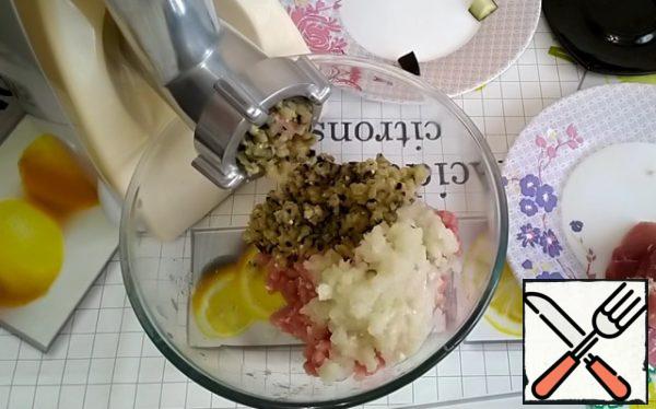Prepare the minced meat.
Pieces of meat are passed through a meat grinder. I have pork.
Together with the meat, we scroll the onion, eggplant.