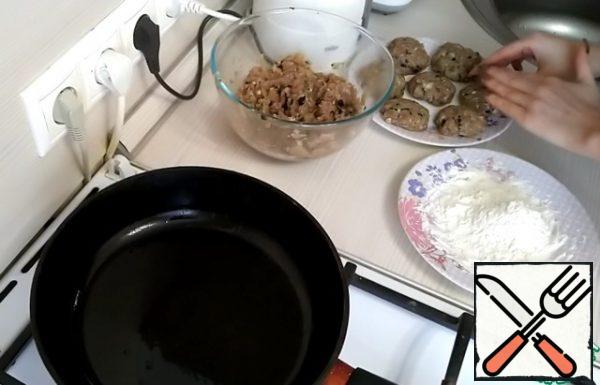 Heat the vegetable oil in a frying pan.
Meanwhile, we form the cutlets.