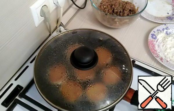 The oil is calcined, we roll the cutlets in flour and put them in a frying pan.
Fry on medium heat until golden brown on both sides.