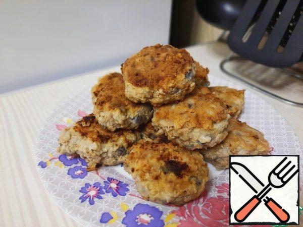 You get delicious cutlets with eggplant.
Lemon zest gives the cutlets a pleasant aroma and savory taste.
Serve the cutlets with your favorite side dish or vegetables.
Bon Appetit!