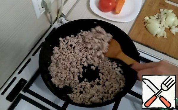 Prepare the Bolognese sauce.
Heat the vegetable oil in a frying pan.
Spread the minced meat. Fry well.