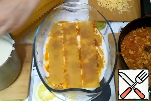 Spread 3 plates of lasagna.
I buy lasagna sheets that don't need to be pre-boiled.