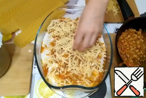 Repeat the layers 3 more times: Bechamel sauce, Bolognese sauce, lasagna sheets.
The layers can be sprinkled with grated cheese.
Be sure to leave some cheese to sprinkle on top.