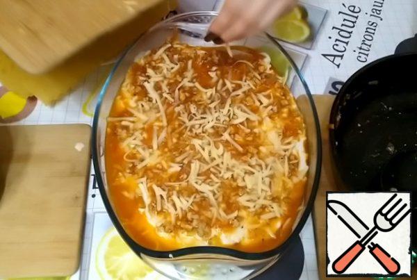 The top layer should be the sauce.
Sprinkle the remaining cheese on top.
We send it to the preheated oven to 180 degrees for about 30 minutes.