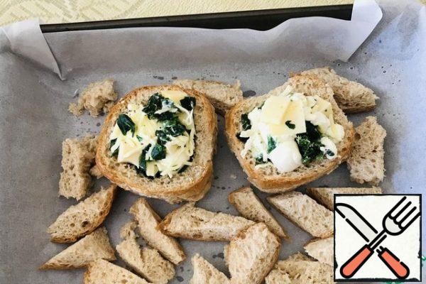 Spread the cheese in bread containers, cut the crumb pieces and the top randomly.