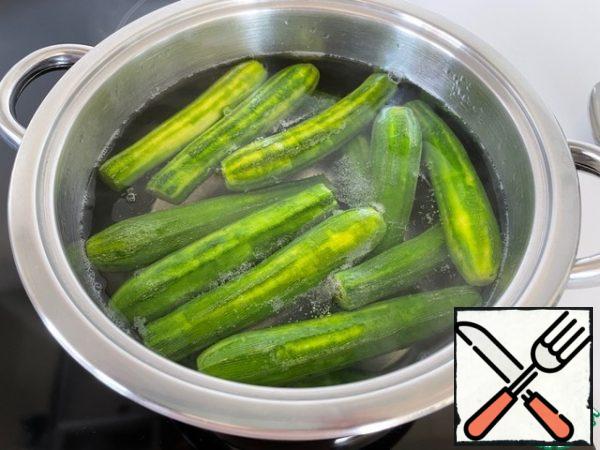 Boil 1 liter of water, add 0.5 tablespoons of salt and lower the zucchini there. Cook for 5 minutes after boiling. After 5 minutes, drain the water and, to stop the cooking process, pour ice water into the pan.