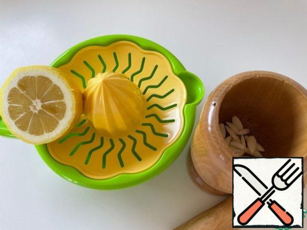 Squeeze out the juice from half a lemon. Chop the garlic with 1 tsp of salt.