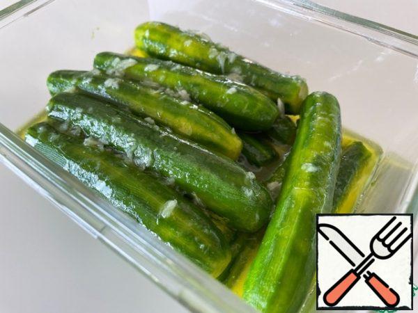 In a container that is convenient for storing in the refrigerator, put the zucchini and pour the marinade. Cover with a lid and put in the refrigerator for at least 6 hours.