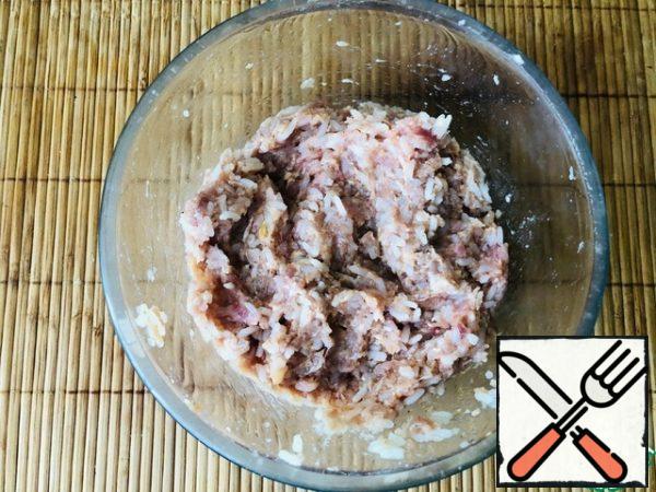 Preparing minced meat: we pass the meat through a meat grinder (I have pork). To the minced meat, add the onion passed through the meat grinder, boiled rice, salt, pepper to taste.