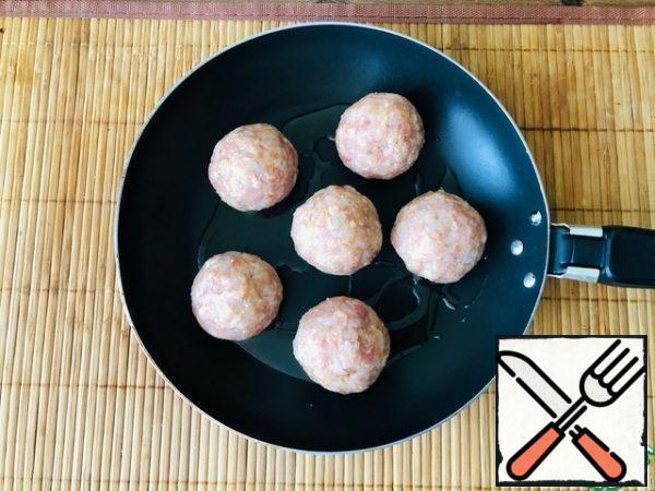 Forming meatballs