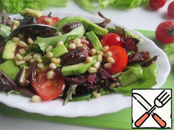 In a salad bowl, combine lettuce leaves, avocado, tomatoes, dates and pine nuts. Pour the dressing over the top. Stir just before serving.