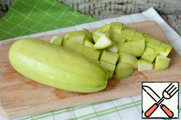 Zucchini cut into cubes, add, fry for 3-5 minutes.
