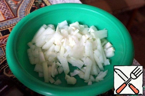 Cut the onion into cubes.