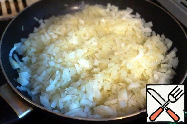 In a frying pan, heat half the oil, send the onion, a little later the garlic, fry until the onion starts to tear.