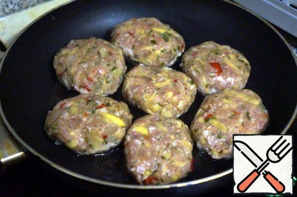 In a frying pan, heat the remaining oil, put the cutlets, fry on medium heat on both sides, for five minutes on each side.