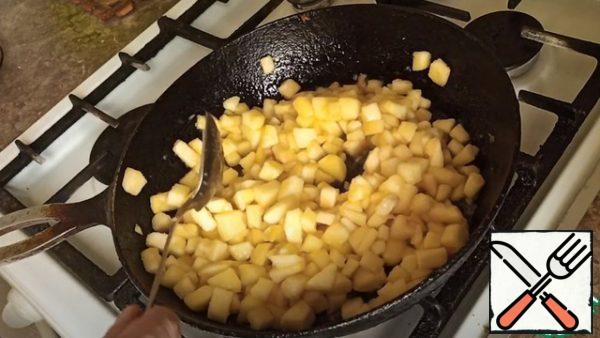 Then the apples need to be put out. In a preheated frying pan, add 1 more piece of butter, add apples and simmer for 4 minutes, add sugar and simmer for 2 more minutes. Transfer to a bowl.
