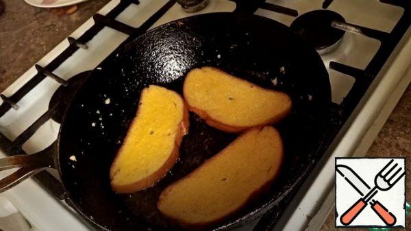 In the same pan, fry the loaf to a crust, in the same way you can add butter or vegetable oil for frying.