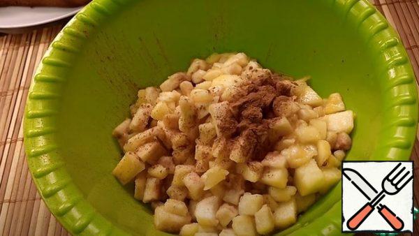 Sprinkle the apples with cinnamon and mix.
