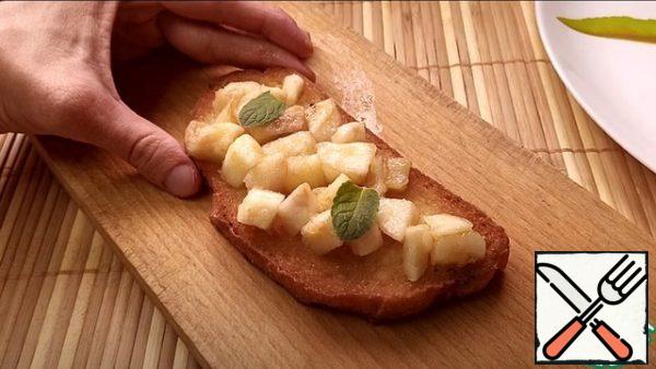 On the resulting croutons, put the apples, and serve with tea, You can decorate with mint.