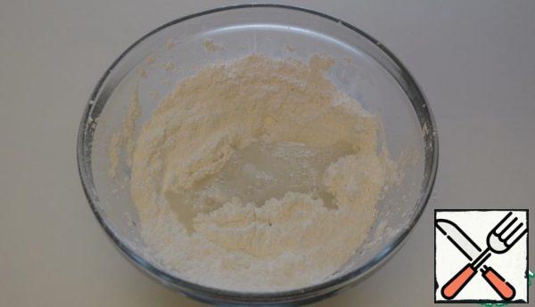 Preparing the dough
In the container, add rice flour, powdered sugar, water
Cover with plastic wrap and put in the microwave for 2 minutes at 800w.