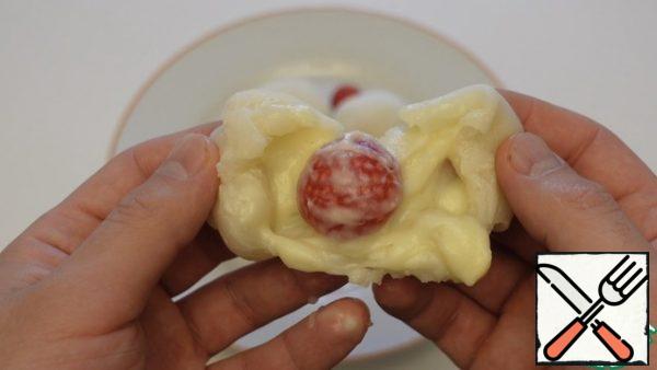Mochi is ready to eat immediately, you can also put it in the refrigerator for 1 hour so that the dough is well set and the cream is frozen under
Enjoy your meal)