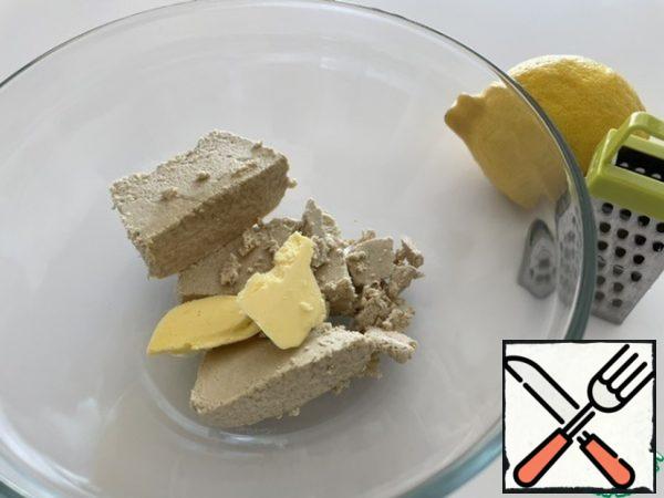 Turn on the oven at 200 degrees, the mode "top-bottom". In the container, knead the halva and butter with a fork, rub the lemon zest, squeeze out the juice. Lemon is taken in an amount equal to two slices used for tea.
