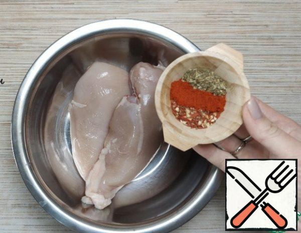 I dry the chicken fillet with a towel, so that the juice is only from herbs and pepper. I put the meat in a deep bowl and immediately add a mixture of Provencal herbs, dried tomatoes and paprika.