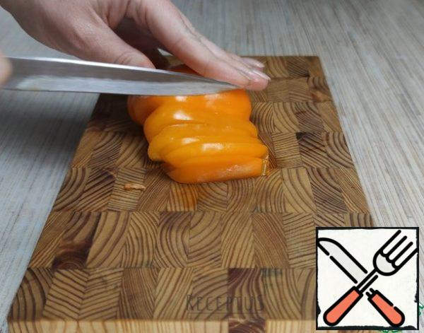 While the chicken is in a bowl and marinated, I prepare a" pillow " of bell pepper: I remove the core of the fruit, cut the pepper into thin long strips