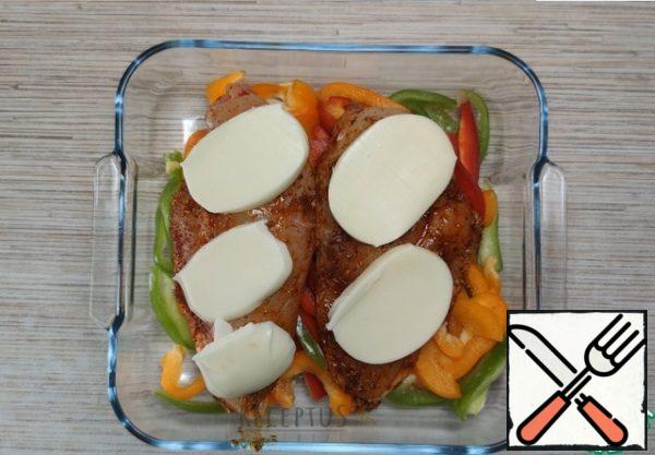 On top of the meat I put slices of mozzarella. I put it in the oven and bake the meat until fully cooked at a temperature of 180.