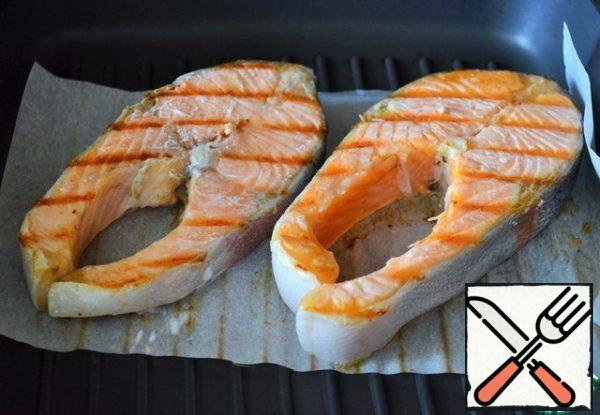 Turn the fish over, fry on the second side, 1-2 minutes, the heat is above medium.