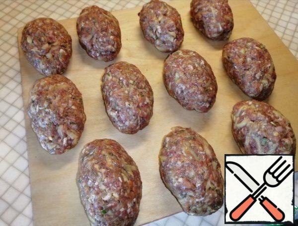 Form cutlets. From this amount of minced meat, I got 11 pieces.