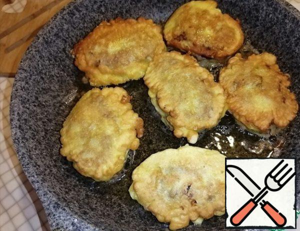 In a preheated frying pan, pour vegetable oil. Fry the cutlets over low heat until golden brown on each side.