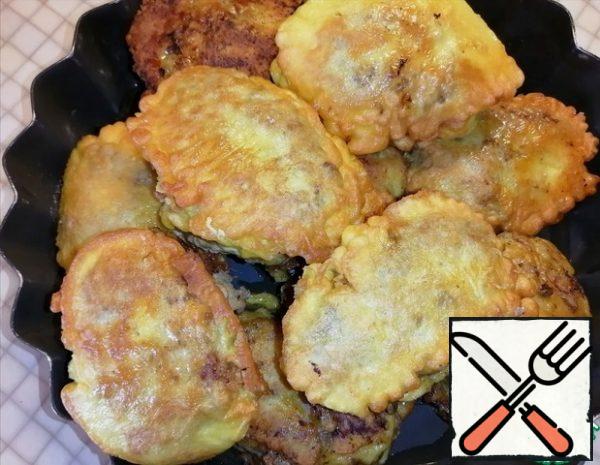 We transfer the cutlets to a baking dish. Pour a small amount of water (4-5 tbsp. l) into the mold, cover with foil and send it to the preheated oven at 180° for 20-25 minutes. 

