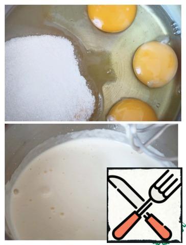 Mix eggs with sugar and beat for at least 5 minutes, until the volume increases 2-3 times.