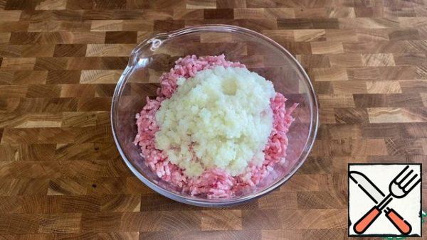 Mix the minced meat with the onion. Add salt and pepper to taste.