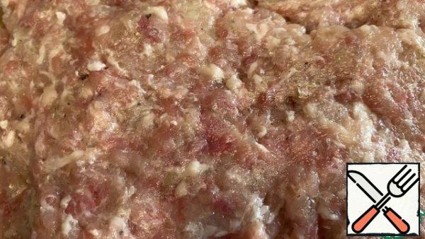 Knead the minced meat.