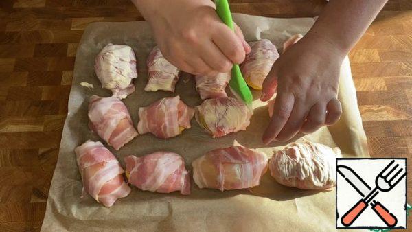 Fill the potato halves with minced meat and combine. Wrap each potato in bacon and brush with mayonnaise.