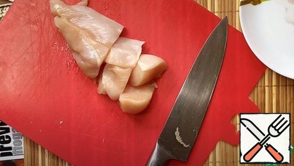 We prepare the chicken fillet for cooking.
We cut it, I got 6 pieces each.