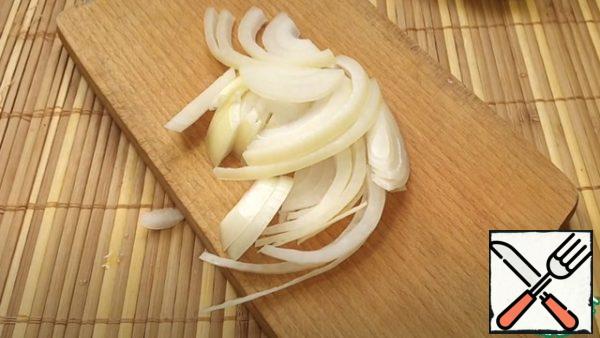 Cut the onion into strips.