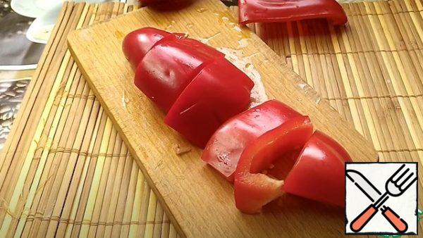 Bulgarian pepper is cut into "rectangles" At first I got 3-4 pieces, then I once again cut into 2 parts.