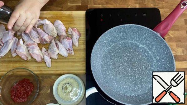 Cut the chicken wings into three pieces. Roll each piece in starch and fry in vegetable oil.