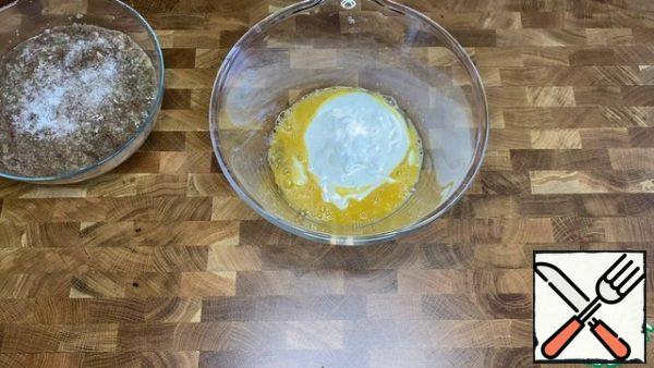 Mix eggs and sour cream. Add salt, pepper (to taste) and a pinch of baking soda.