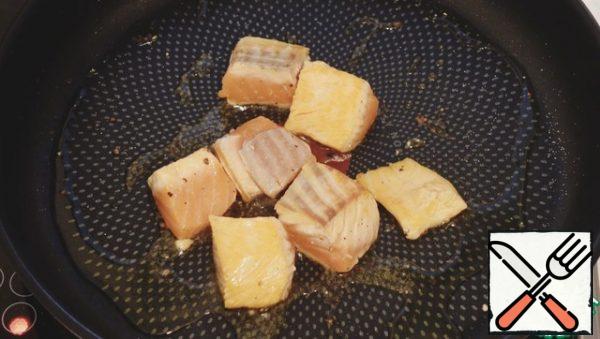 Fry the salmon in olive oil, salt, pepper, and put it on a plate
