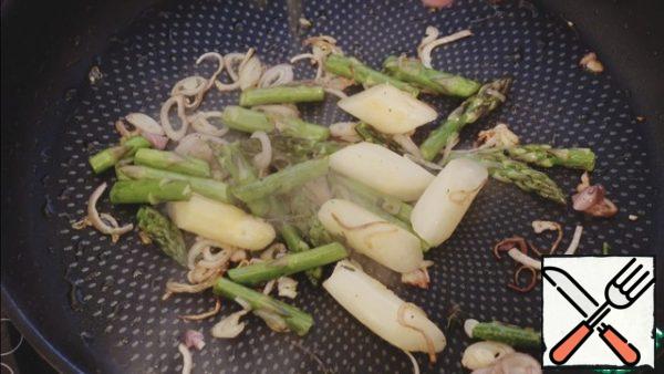 Fry the shallots, 2 types of asparagus until half cooked