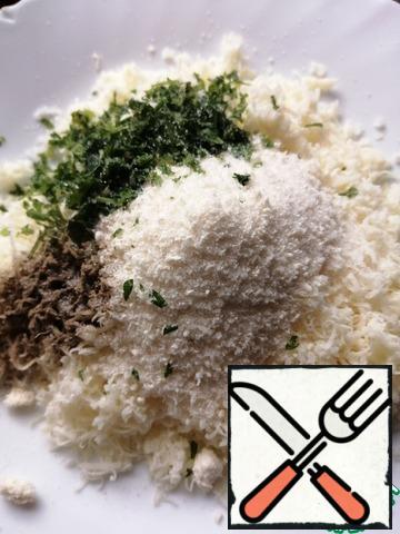 Grate the cheese and mix with finely chopped parsley and basil.
You can also take dry herbs.
Add salt, black pepper and dry garlic to taste.
Mix everything together.
