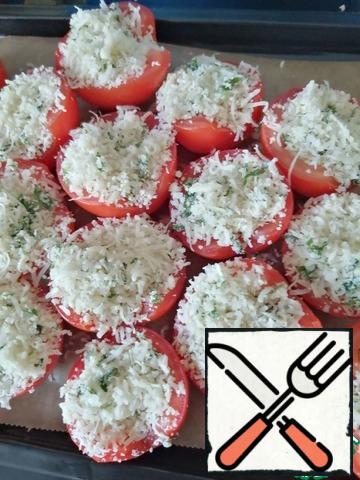 Fill the tomatoes with cheese.
Preheat the oven and bake at 200 degrees for about 20 minutes.
